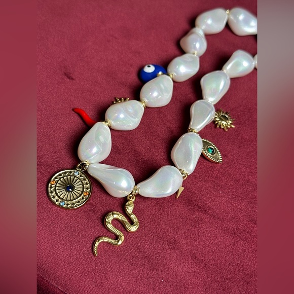 petit moments Spicy Charm Necklace in Pearl choker evil eye pepper gold - Picture 7 of 8